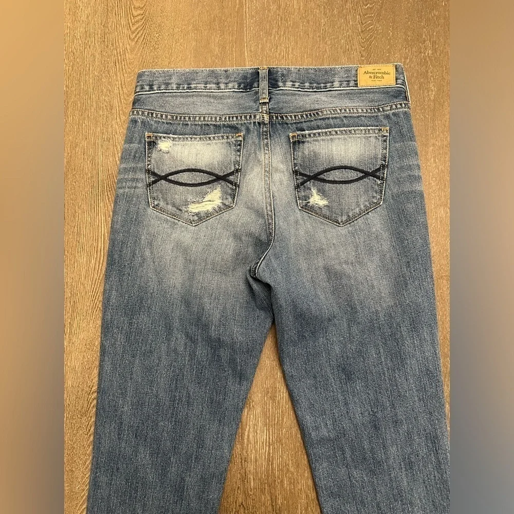 ABERCROMBIE AND FITCH DISTRESSED SKINNY JEANS - Size 27 / 4